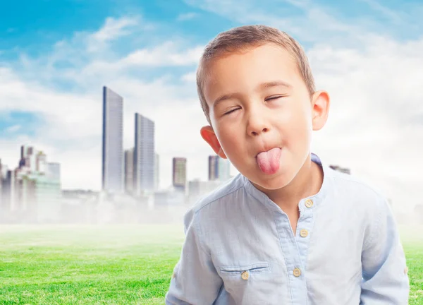 Маленький мальчик высовывает язык — стоковое фото