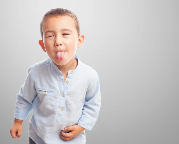 Mały chłopiec wystaje język — Zdjęcie stockowe