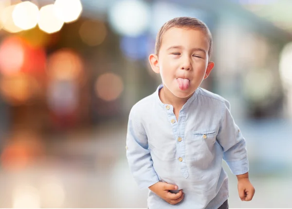 Kleine jongen tong uitsteekt — Stockfoto