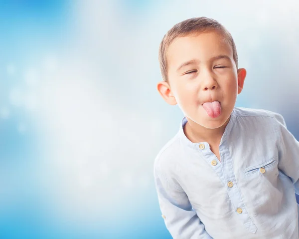 Kleine jongen tong uitsteekt — Stockfoto