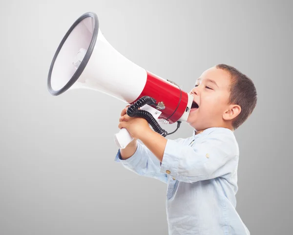 Ragazzino urlando sul megafono — Foto Stock