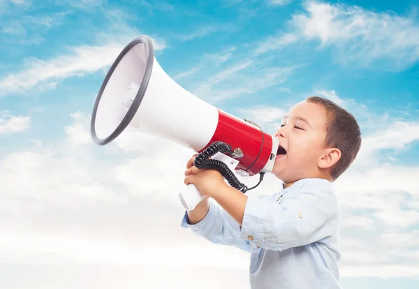 Kleine jongen schreeuwen op megafoon — Stockfoto