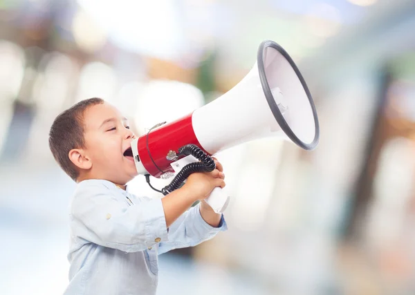 Kleine jongen schreeuwen op megafoon — Stockfoto