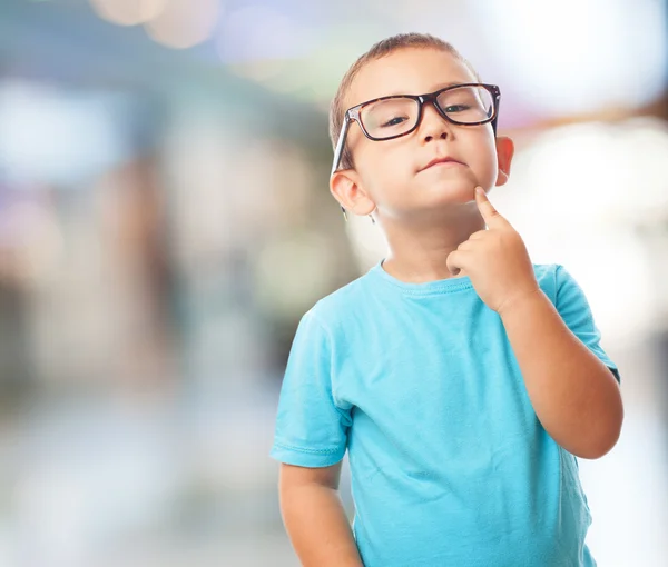 Kleine jongen met denk dat gebaar — Stockfoto