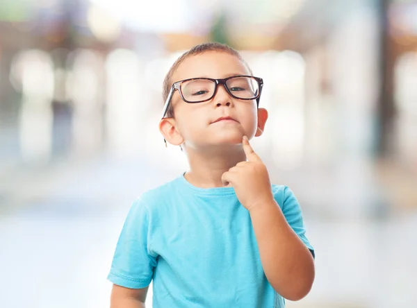 Kleine jongen met denk dat gebaar — Stockfoto