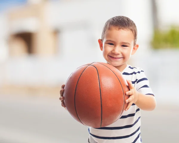 小男孩拿着篮子球 — 图库照片