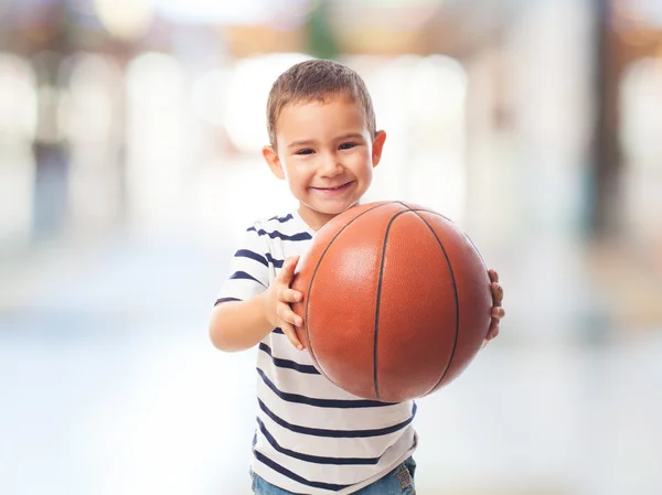 小男孩拿着篮子球 — 图库照片
