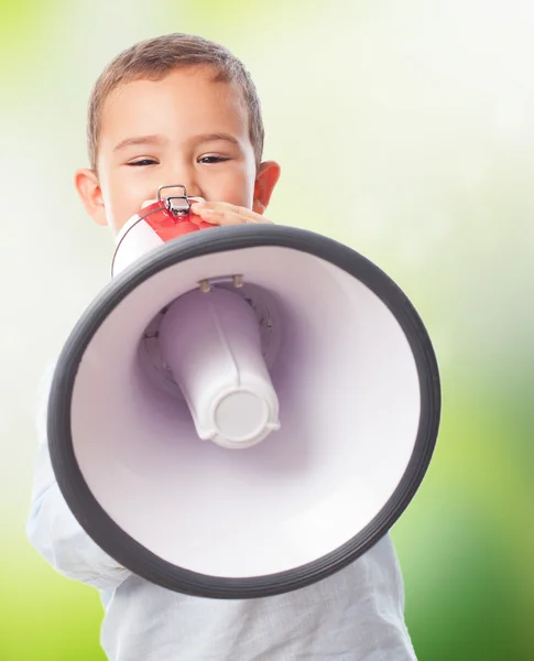 Kleine jongen schreeuwen op megafoon — Stockfoto
