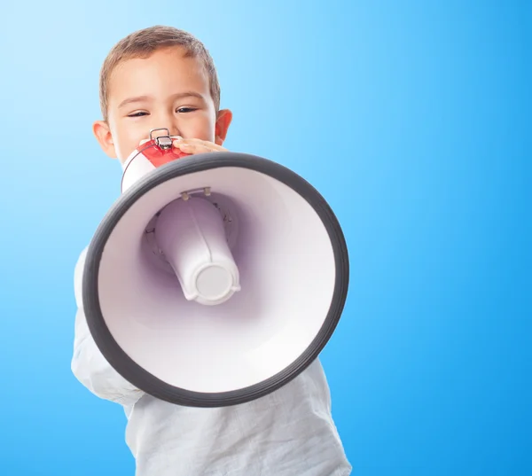 Kleine jongen schreeuwen op megafoon — Stockfoto