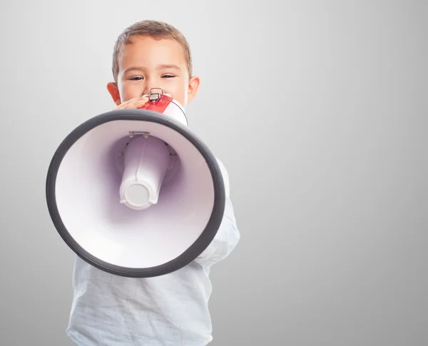 Küçük çocuk üzerinde megafon bağırarak — Stok fotoğraf