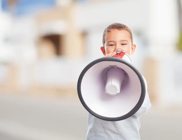 Ragazzino urlando sul megafono — Foto Stock