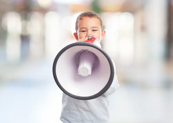 Küçük çocuk üzerinde megafon bağırarak — Stok fotoğraf