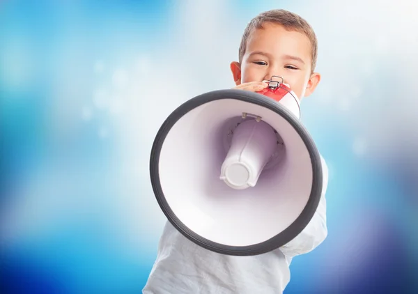 Kleine jongen schreeuwen op megafoon — Stockfoto