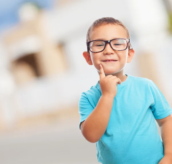 Kleine jongen spelen met houten vliegtuig — Stockfoto