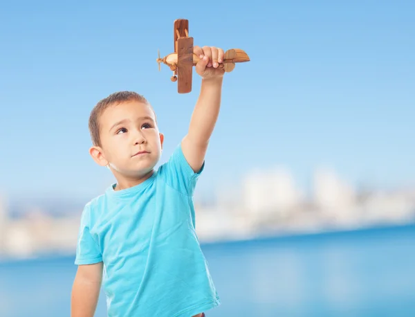 Niño jugando con avión de madera — Foto de Stock