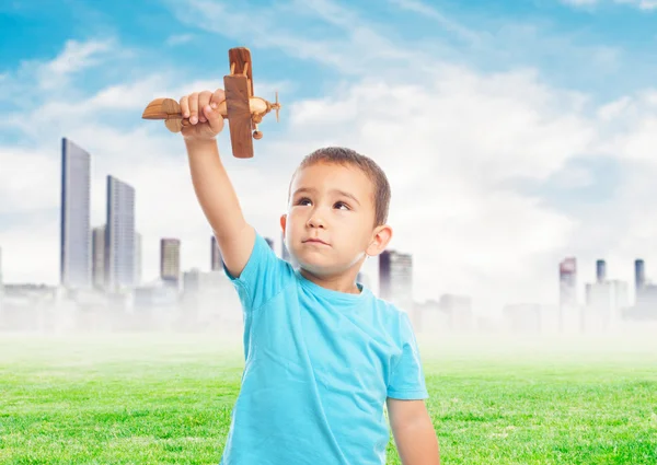 Niño jugando con avión de madera — Foto de Stock