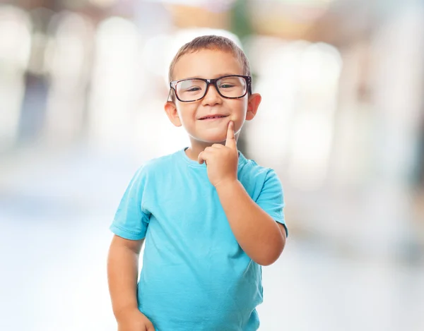 Kleiner Junge mit nachdenklicher Geste — Stockfoto