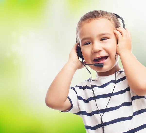 Liten pojke talar av headset — Stockfoto
