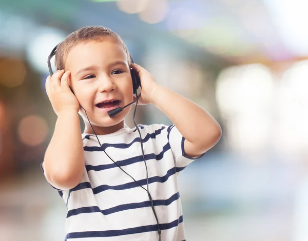 Liten pojke talar av headset — Stockfoto