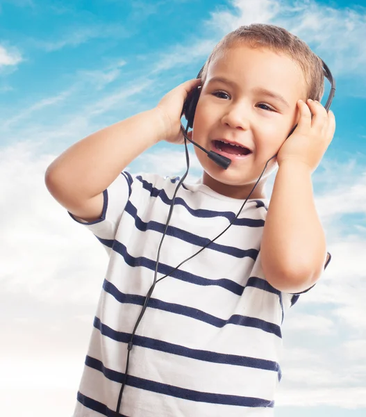 Pequeño niño hablando con auriculares — Foto de Stock