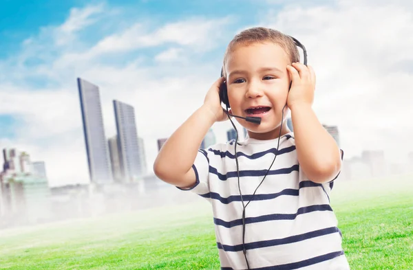 Liten pojke talar av headset — Stockfoto