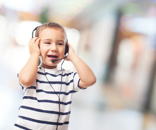 Liten pojke talar av headset — Stockfoto