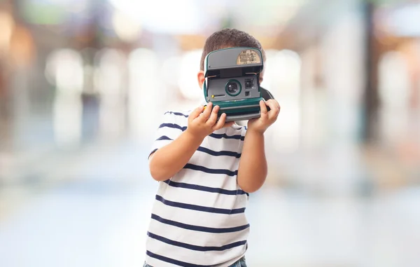 Kleiner Junge fotografiert mit Polaroid — Stockfoto