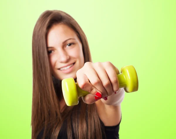 Bella ragazza che tiene pesi — Foto Stock