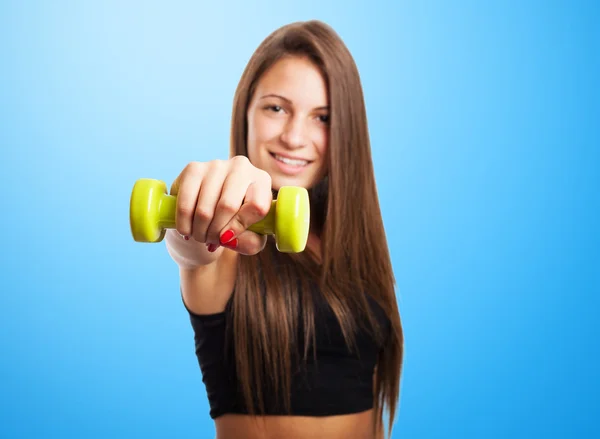 Vrij jong meisje bedrijf gewichten — Stockfoto