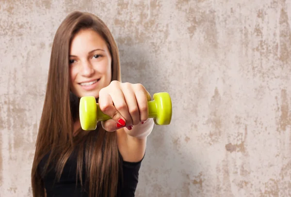 Bella ragazza che tiene pesi — Foto Stock