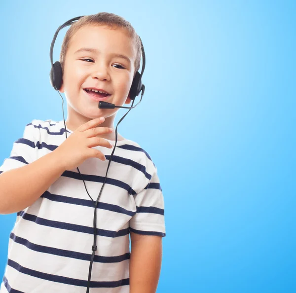 Pequeño niño hablando con auriculares — Foto de Stock