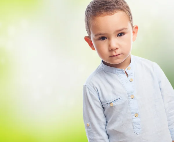 Маленький мальчик с серьезным жестом — стоковое фото