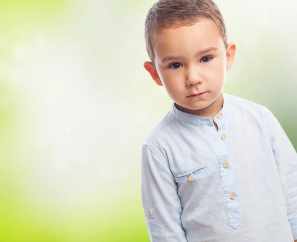 Kleiner Junge mit ernster Geste — Stockfoto