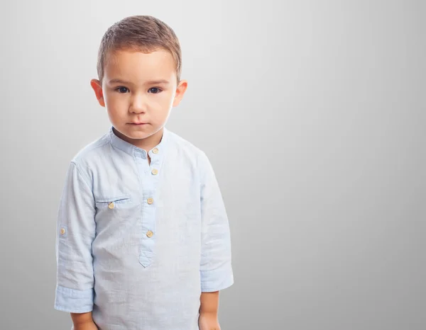 Kleine jongen met ernstige gebaar — Stockfoto