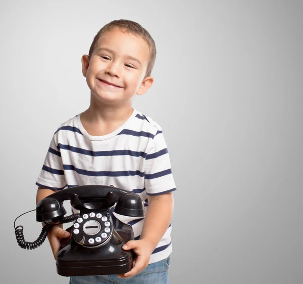 Kleine jongen bedrijf telefoon — Stockfoto