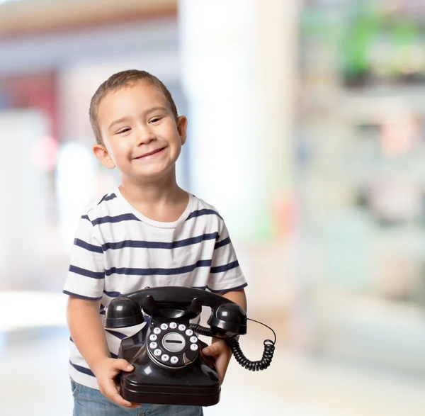Niño sosteniendo el teléfono — Foto de Stock