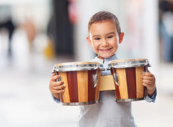 Pequeno menino segurando tambor — Fotografia de Stock