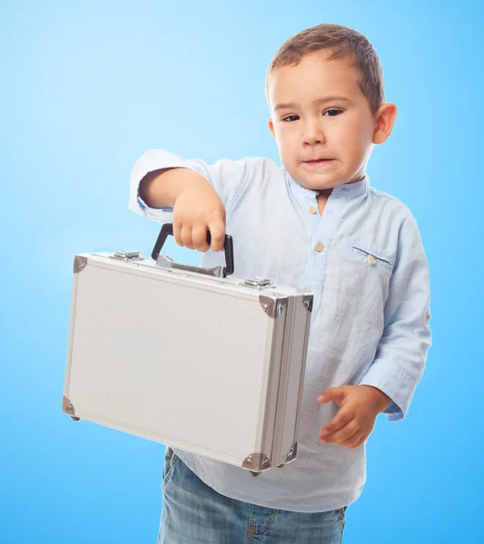 Niño pequeño sosteniendo maletín — Foto de Stock