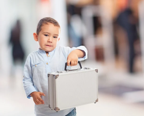 Niño pequeño sosteniendo maletín —  Fotos de Stock