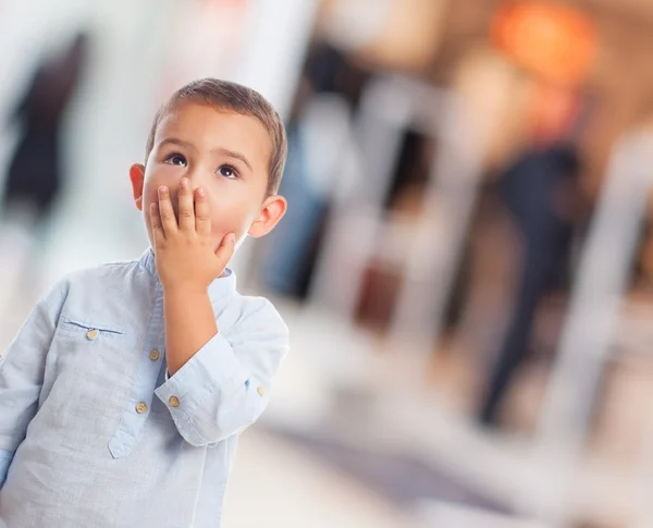 Niño pequeño con gesto sorprendido — Foto de Stock