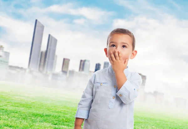 Niño pequeño con gesto sorprendido — Foto de Stock