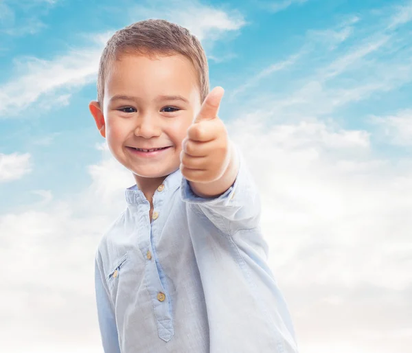 Kleine jongen doen oke gebaar — Stockfoto