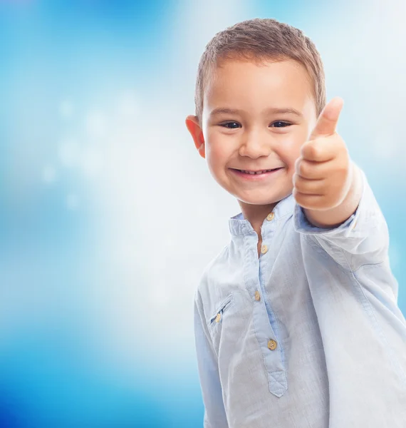 Kleine jongen doen oke gebaar — Stockfoto