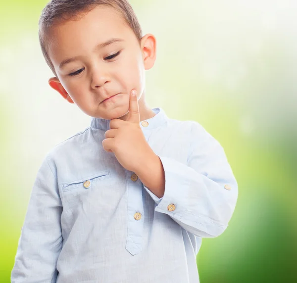 Kleine jongen denken en ernstige — Stockfoto