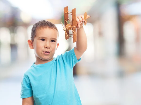 Menino brincando com avião — Fotografia de Stock