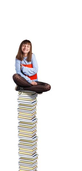 Jovem mulher sozinha abraçando livro — Fotografia de Stock