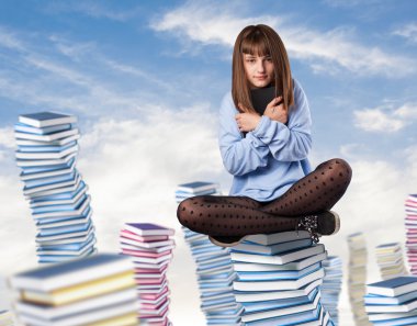 Genç kadın kucaklama kitap