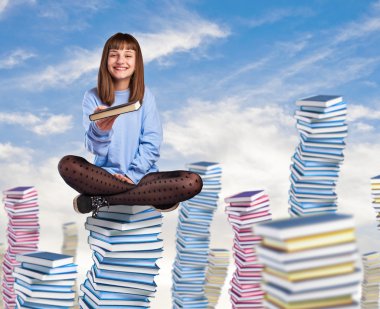 Kitap kule üzerinde oturan genç kadın