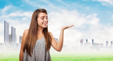 Bir şey tutan genç ve güzel kadın