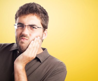 Genç adam acı güçlü diş ağrısı